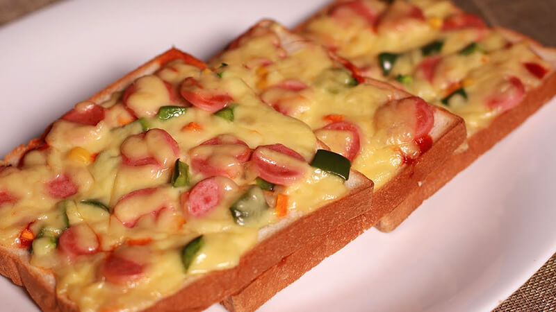 Cách làm pizza bằng bánh mì lát thơm ngon, cực dễ làm