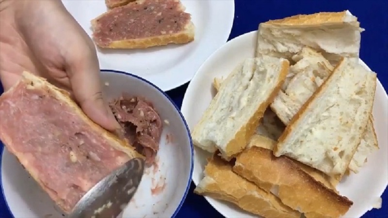 Cho nhân vào bánh mì