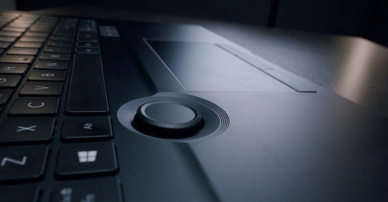 Điểm nổi bật và thu hút nhất trong thiết kế của ASUS ProArt StudioBook 16 OLED là phím xoay vật lý ASUS Dial.