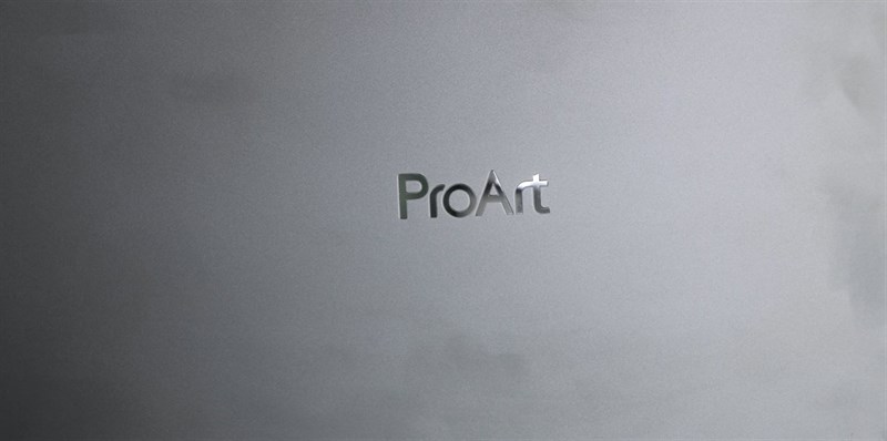 Logo ProArt ở nắp lưng của chiếc laptop được làm sáng bóng trông cực kỳ nổi bật. Nguồn: The Tech Chap.