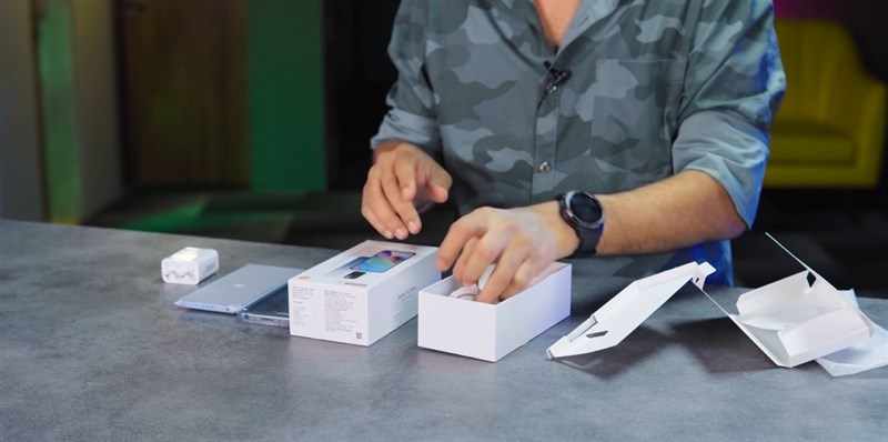 Trong hộp của Redmi 10 Prime bạn sẽ bắt gặp những phụ kiện hết sức quen thuộc.