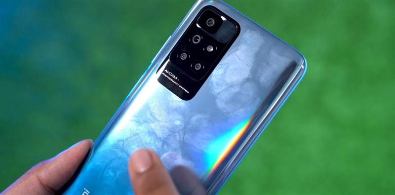 Mặt lưng của Redmi 10 Prime đẹp nhưng lại dễ bám mồ hôi và dấu vân tay.