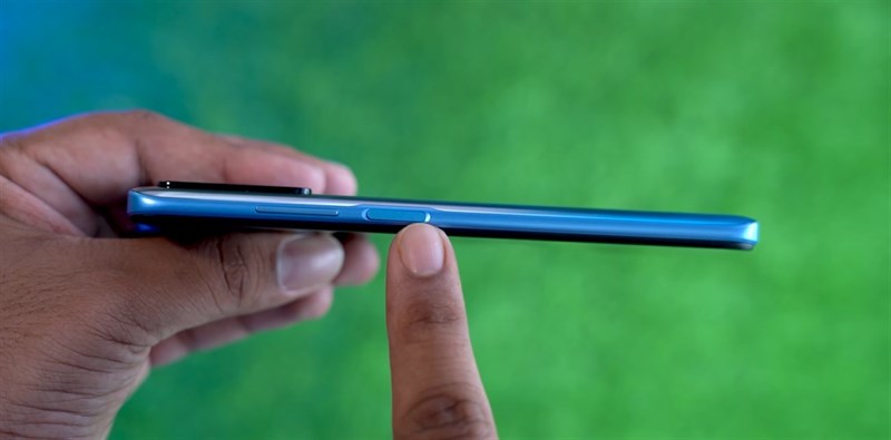 Cạnh phải của Redmi 10 Prime.