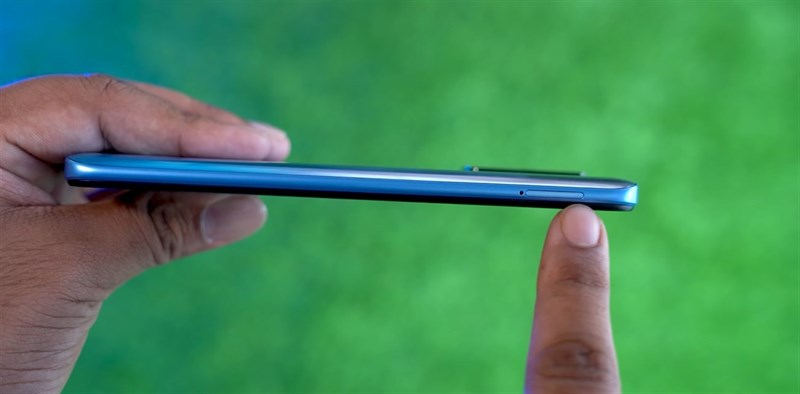Cạnh trái của Redmi 10 Prime.