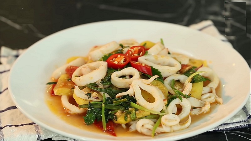 Go to the kitchen to learn how to make delicious and easy-to-make fried squid with pineapple