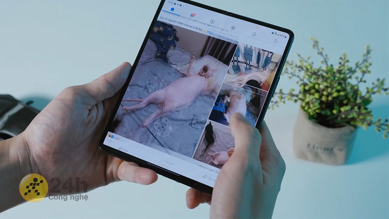 Trải nghiệm lướt Facebook trên Galaxy Z Fold3 5G.