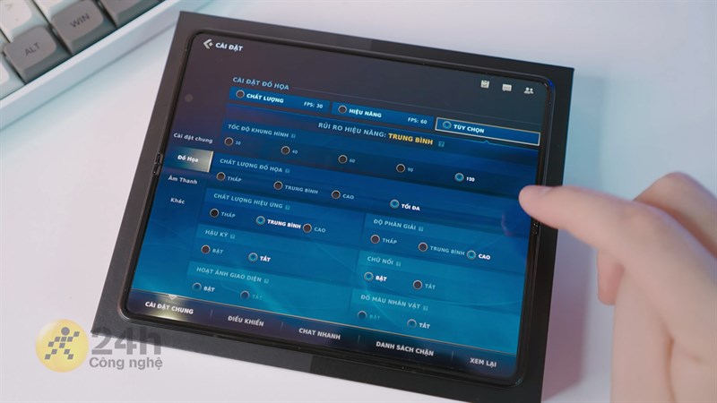 Với màn hình 120 Hz, Galaxy Z Fold3 5G sẽ cho phép bạn chơi LMHT: Tốc Chiến ở 120 FPS. Với màn hình 120 Hz, Galaxy Z Fold3 5G sẽ cho phép bạn chơi LMHT: Tốc Chiến ở 120 FPS.
