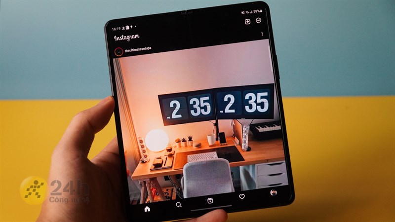 Trải nghiệm lướt Instagram trên Galaxy Z Fold3 5G.