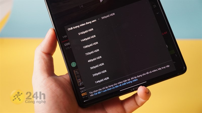 Mit dem 120-Hz-Bildschirm des Galaxy Z Fold3 5G können Sie YouTube-Videos mit hohen Frameraten ansehen.