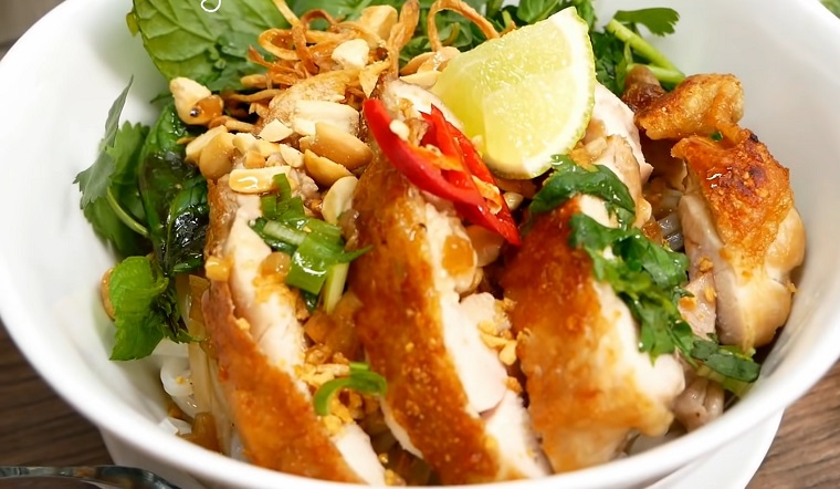 Cách làm phở gà trộn da giòn cực ngon và đủ chất tại nhà