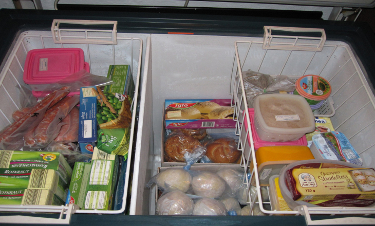 Sắp xếp thức ăn vào và cắm phích tủ đông