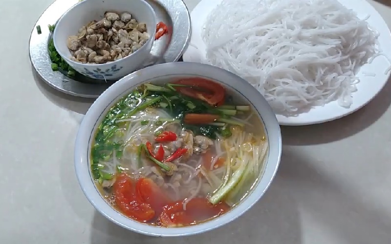 Bún nghêu nóng hổi, ngọt thơm