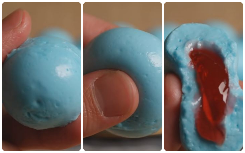 Viên kẹo dẻo có màu xanh da trời đẹp mắt, tròn trĩnh, trơn bóng