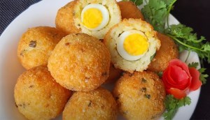 Vào bếp làm ngay cơm nguội nhân trứng cút chiên xù, hấp dẫn ăn là mê