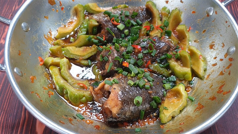 Learn how to make delicious bitter gourd braised perch, a popular western dish