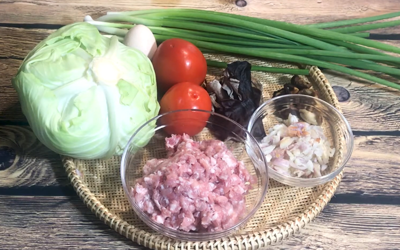 Một số nguyên liệu làm bắp cải cuốn thịt sốt cà chua