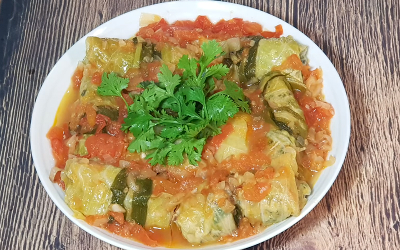 Bắp cải cuốn thịt sốt cà chua