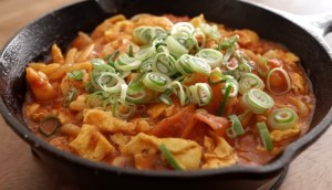 Cách làm mì Udon cà chua trứng dành cho bữa sáng đầy dinh dưỡng