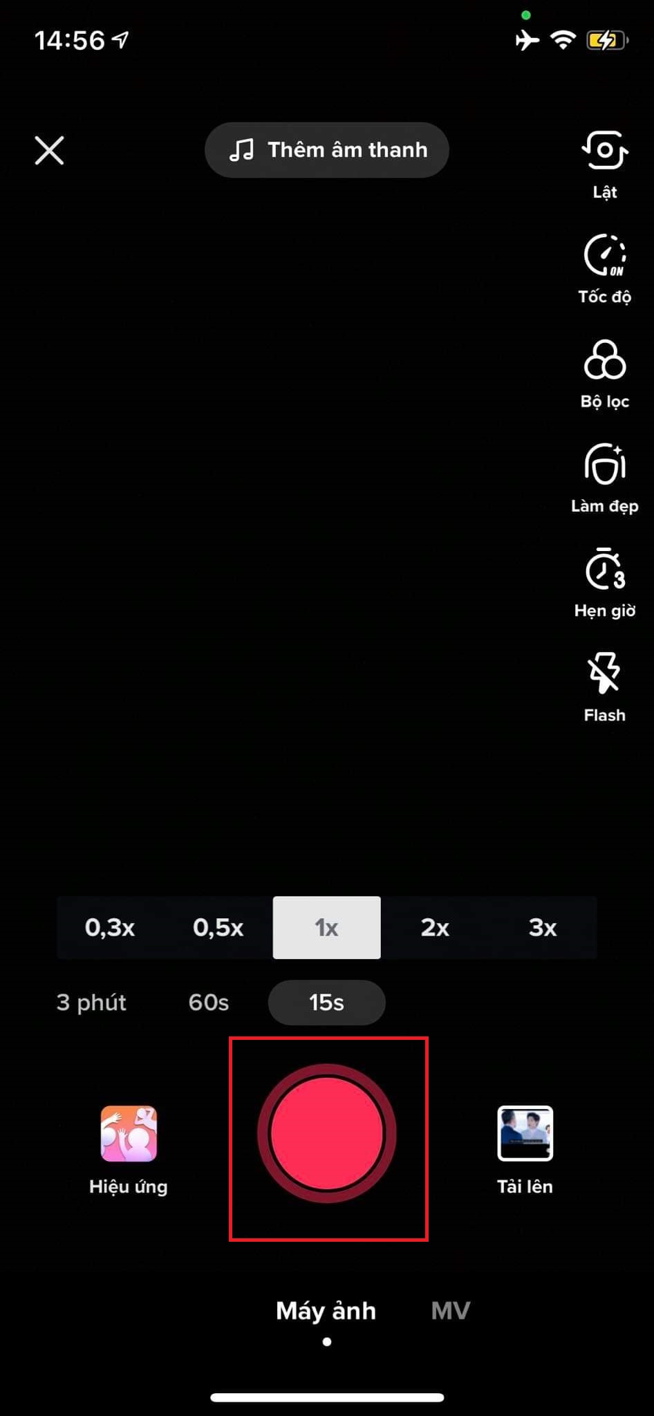 Quay video bằng cách nhấn và giữ một nút lớn màu đỏ và (không giống như Snapchat), bạn có thể chỉnh sửa các video đã quay sau đó. 