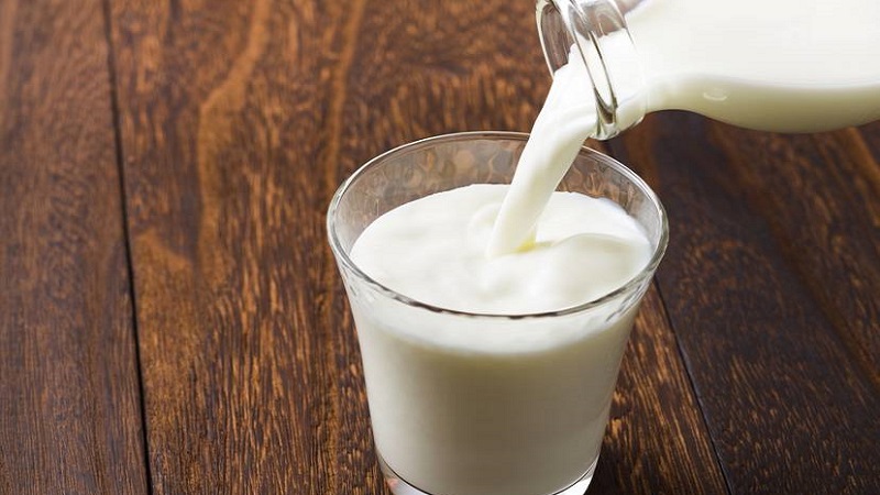Một cốc sữa bò hoặc sữa dê cung cấp 5% giá trị vitamin B6 được khuyến nghị hàng ngày