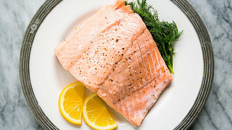 Cá hồi là một trong những loại thực phẩm chứa hàm lượng vitamin B6 cao nhất