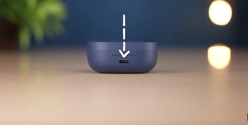 Ở phía sau của Redmi Earbuds 3 Pro là cổng sạc USB Type-C. Nguồn: Tech Unboxing.
