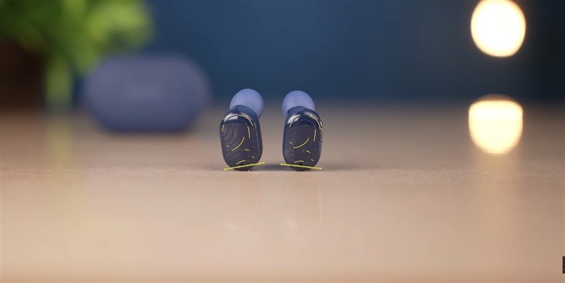 Mặt ngoài của tai nghe chứa cảm biến lực để người dùng thao tác. Nguồn: Tech Unboxing.