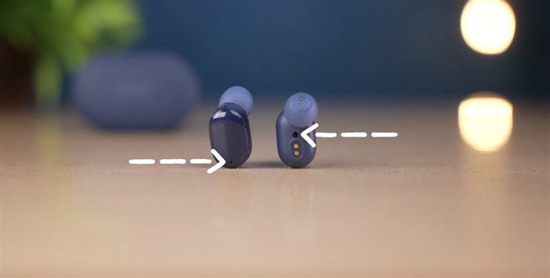 Mặt ngoài của tai nghe có mic thu âm và mặt trong của tai nghe có cảm biến hồng ngoại (IR). Nguồn: Tehc Unboxing.