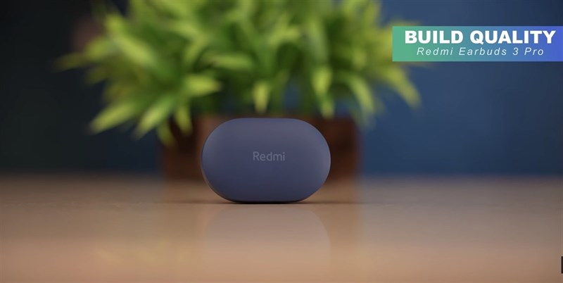 Thiết kế hộp sạc của Redmi Earbuds 3 Pro có hình bầu dục. Nguồn: Tech Unboxing.