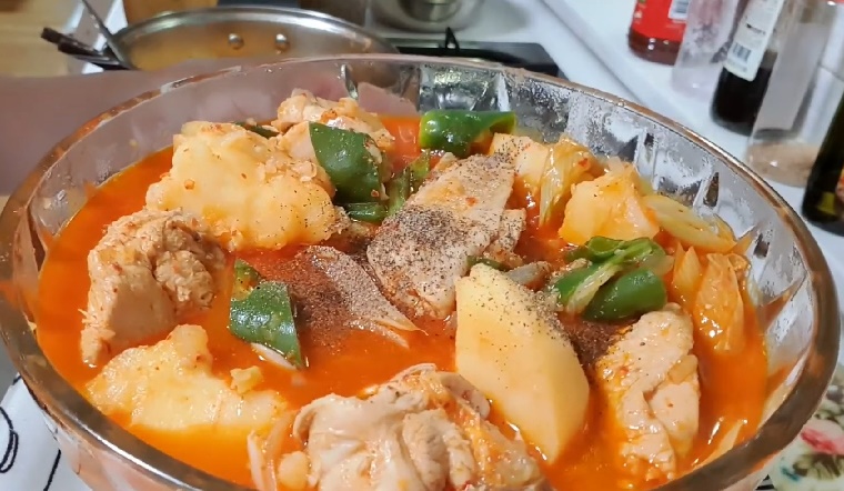 Cách làm gà hầm khoai tây thơm ngon kiểu Hàn Quốc