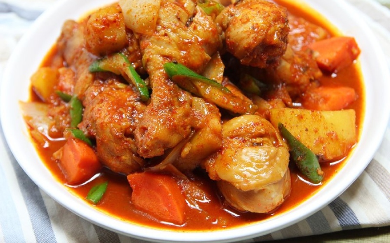 Thưởng thức gà hầm khoai tây kiểu Hàn