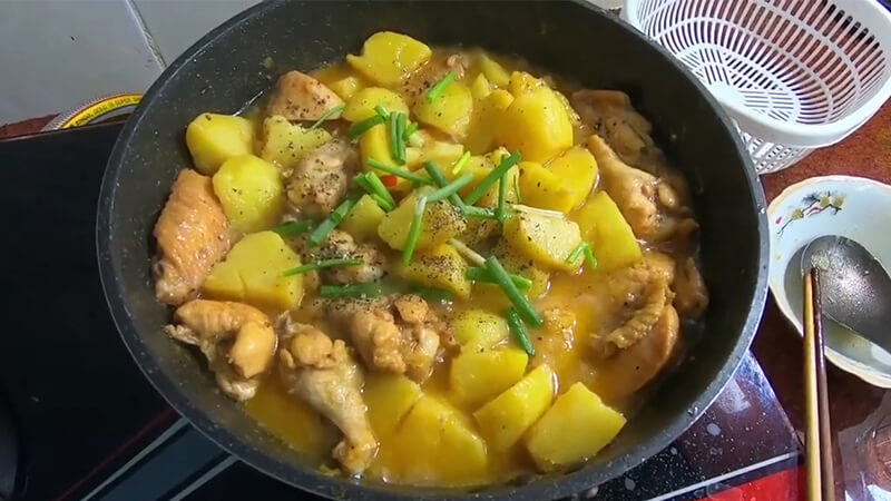 How to make delicious and simple chicken with potatoes at home