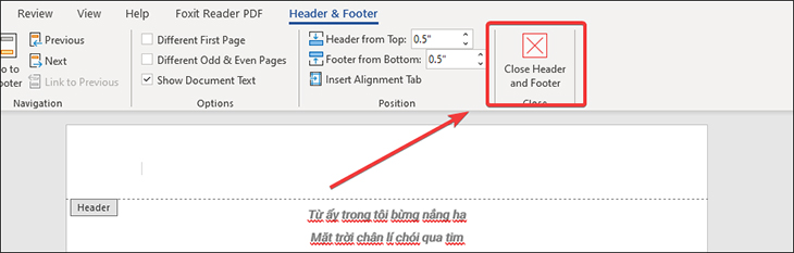 Bạn click vào phần Close Header and Footer