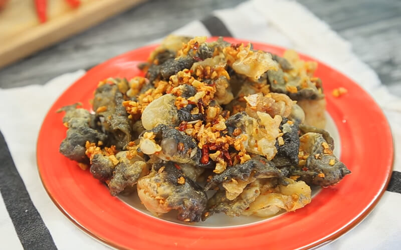 Instructions on how to make crispy fried frog skin with delicious chili garlic sauce at home