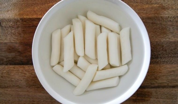 Cách làm bánh gạo Hàn Quốc siêu dễ chỉ với gạo, không cần trộn bột