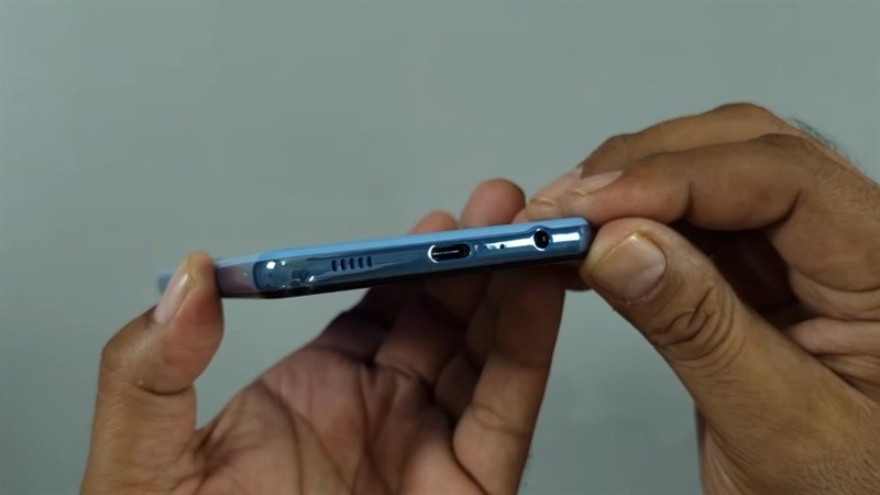 Cạnh dưới của Galaxy M32 5G.