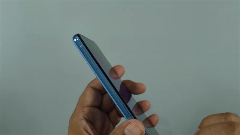 Cạnh trái của Galaxy M32 5G.