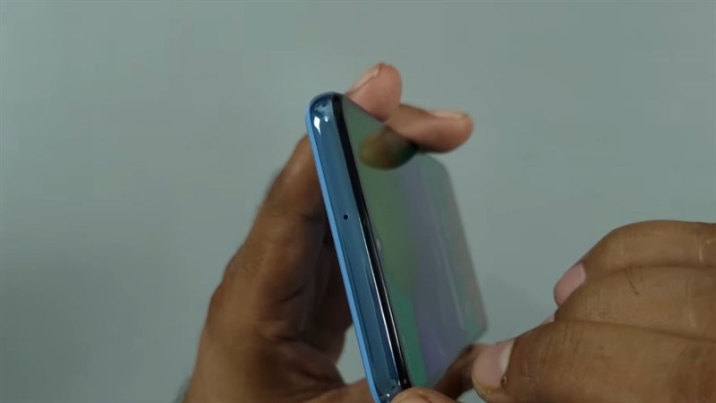 Cạnh trên của Galaxy M32 5G.