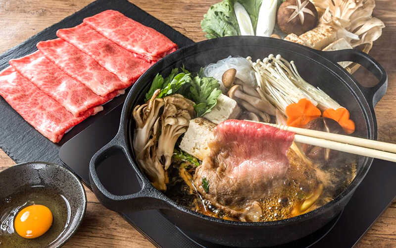 Lẩu sukiyaki được xem như món ngon cao cấp nức tiếng ở Nhật Bản