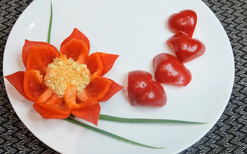 Bông hoa sen bằng ớt chuông đỏ, đẹp