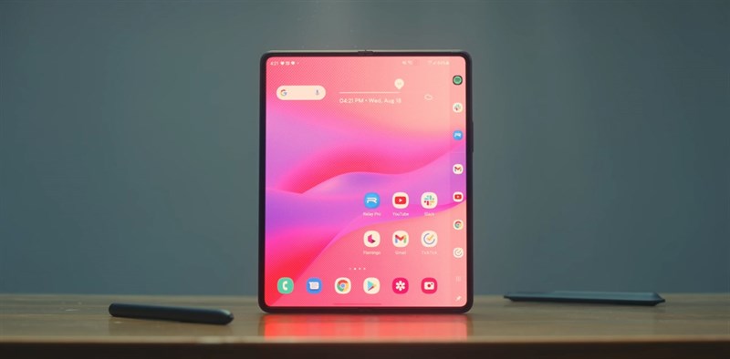 Một trong những lợi thế lớn nhất của Galaxy Z Fold3 5G là màn hình dẻo có kích thước lớn. Nguồn: MKBHD. Một trong những lợi thế lớn nhất của Galaxy Z Fold3 5G là màn hình dẻo có kích thước lớn. Nguồn: MKBHD.