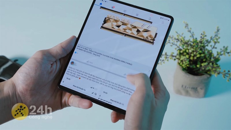 Trải nghiệm lướt Facebook trên Galaxy Z Fold3 5G. Trải nghiệm lướt Facebook trên Galaxy Z Fold3 5G.