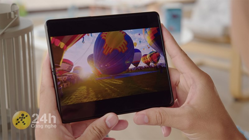 Các nội dung trên YouTube hiện vẫn chưa hỗ trợ tỷ lệ màn hình 4:3 của Galaxy Z Fold3 5G. Các nội dung trên YouTube hiện vẫn chưa hỗ trợ tỷ lệ màn hình 4:3 của Galaxy Z Fold3 5G.