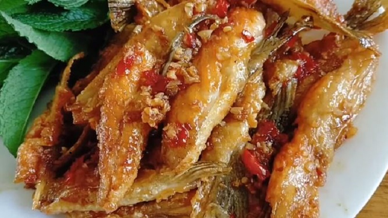 How to make simple and delicious fried salmon fins at home