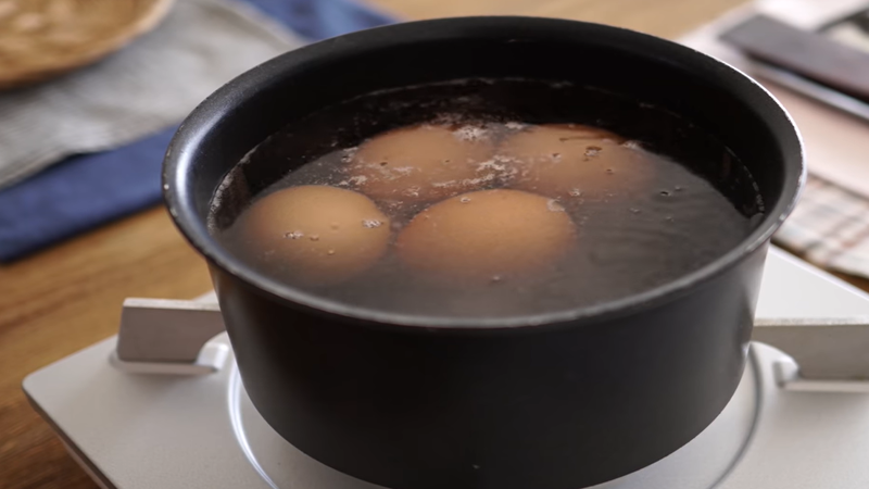Luộc trứng trong nước sôi 5 phút