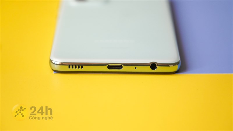 Cạnh dưới của Galaxy A52s 5G có loa ngoài, cổng sạc USB-C, cổng tai nghe 3.5 mm và mic thoại. Cạnh dưới của Galaxy A52s 5G có loa ngoài, cổng sạc USB-C, cổng tai nghe 3.5 mm và mic thoại.