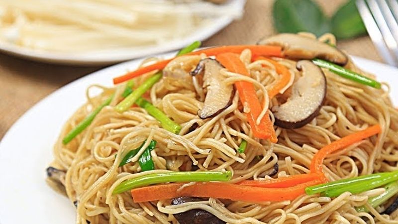 Learn how to make fried egg noodles with mushrooms with a super simple recipe