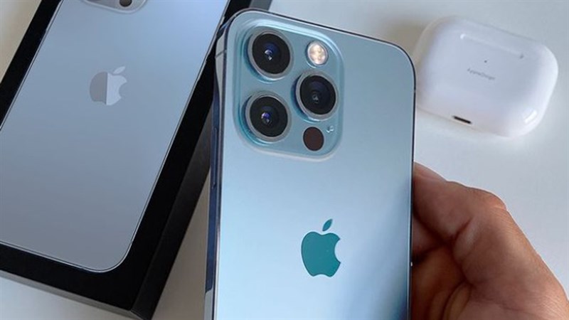 Xanh Sierra là sự lựa chọn đáng chú ý nếu bạn muốn điều này cá tính và thể hiện phong cách riêng của mình. Với màu xanh lá cây đậm nổi bật, phiên bản iPhone 13 Pro này sẽ giúp bạn tôn lên vẻ đẹp của chiếc điện thoại thông minh kinh điển này.