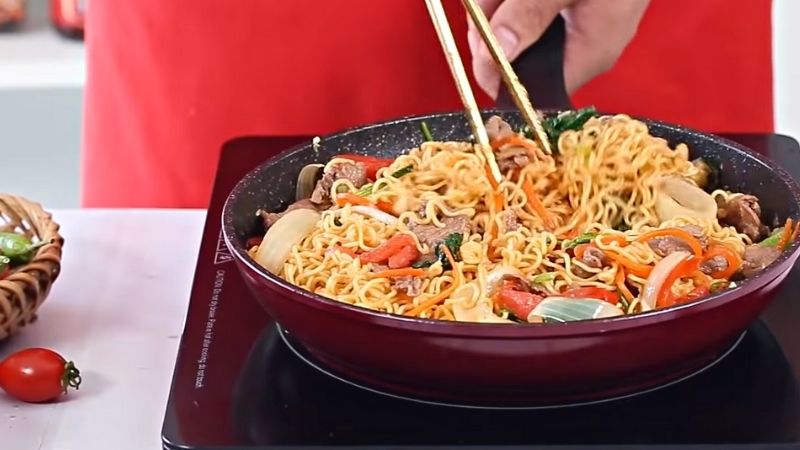 Instructions on how to make delicious fried noodles with chili garlic oyster sauce at home