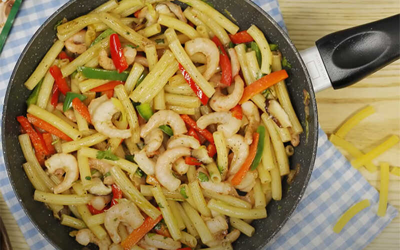 Instructions on how to make vegetarian fried noodles with shrimp makes you crave